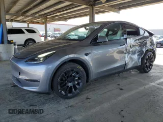 2024 Tesla Model Y Long Range z VIN 7SAYGDEE2RF149327, wystawiony jako Copart lot #45547495 z przebiegiem 13 529 mil mil oraz Szkoda całkowita • Salvage title. Historia ofert i sprzedaży dostępna na DreamBid. Obrazek 1.