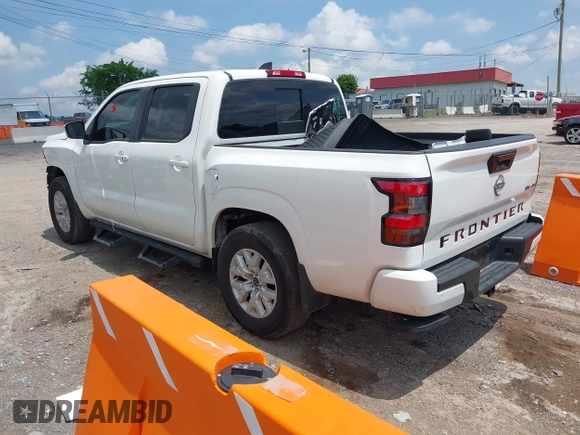 2024 Nissan Frontier SV z VIN 1N6ED1EK9RN633202, wystawiony jako IAAI lot #42227535 z przebiegiem 26 224 mil mil oraz . Historia ofert i sprzedaży dostępna na DreamBid. Obrazek 3.