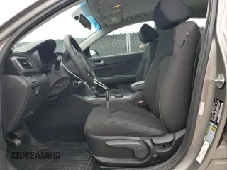 2017 Kia Optima LX z VIN 5XXGT4L34HG165031, wystawiony jako Copart lot #59993375 z przebiegiem 115 671 mil mil oraz Czysty tytuł • Clean title. Historia ofert i sprzedaży dostępna na DreamBid. Obrazek 7.