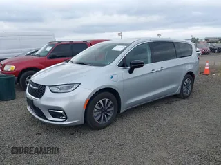 2024 Chrysler Pacifica Hybrid Select z VIN 2C4RC1S75RR156715, wystawiony jako IAAI lot #42496843 z przebiegiem 10 686 mil mil oraz . Historia ofert i sprzedaży dostępna na DreamBid. Obrazek 2.