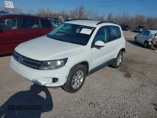 2015 Volkswagen Tiguan S z VIN WVGBV7AX5FW610055, wystawiony jako IAAI lot #41502961 z przebiegiem 81 683 mil mil oraz . Historia ofert i sprzedaży dostępna na DreamBid. Obrazek 2.