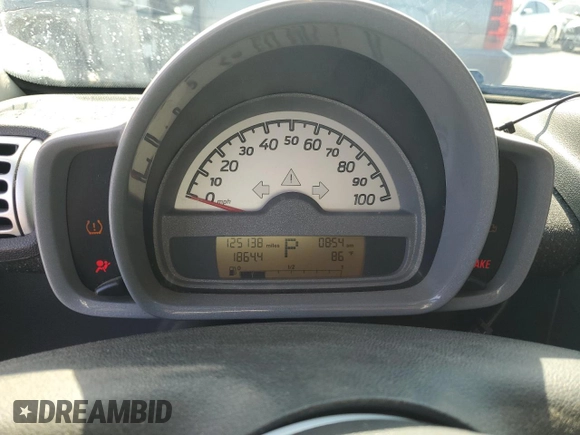 2009 Smart fortwo Pure z VIN WMEEJ31X39K273968, wystawiony jako Copart lot #56888045 z przebiegiem 125 138 mil mil oraz Szkoda całkowita • Salvage title. Historia ofert i sprzedaży dostępna na DreamBid. Obrazek 9.