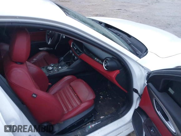 2017 Alfa Romeo Giulia Ti z VIN ZARFAECN2H7539370, wystawiony jako IAAI lot #41762612 z przebiegiem 100 629 mil mil oraz . Historia ofert i sprzedaży dostępna na DreamBid. Obrazek 5.