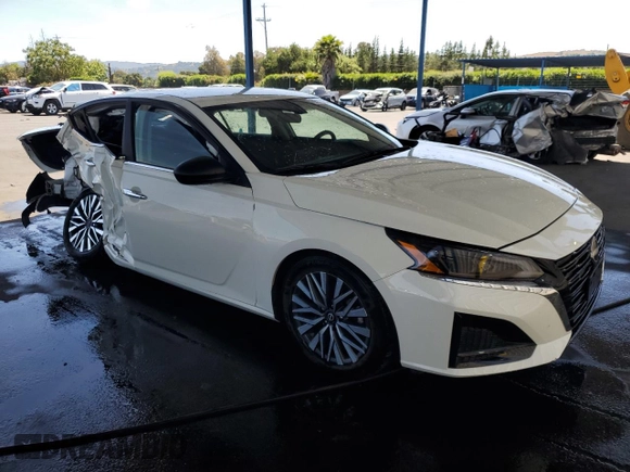 2025 Nissan Altima SV z VIN 1N4BL4DV5SN353777, wystawiony jako Copart lot #57361185 z przebiegiem 6 047 mil mil oraz Szkoda całkowita • Salvage title. Historia ofert i sprzedaży dostępna na DreamBid. Obrazek 4.