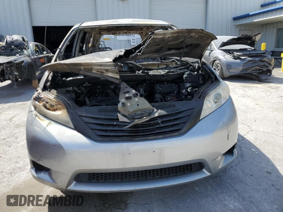 2014 Toyota Sienna L z VIN 5TDZK3DC1ES473465, wystawiony jako Copart lot #52207815 z przebiegiem Nie podano mil oraz Nie do naprawy • Non repairable. Historia ofert i sprzedaży dostępna na DreamBid. Obrazek 5.