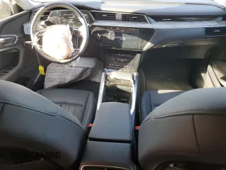 2024 Audi Q8 e-tron Premium Plus z VIN WA15AAGE0RB015202, wystawiony jako Copart lot #76622724 z przebiegiem 10 455 mil mil oraz Szkoda całkowita • Salvage title. Historia ofert i sprzedaży dostępna na DreamBid. Obrazek 8.