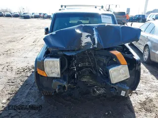 2010 Jeep Commander Sport z VIN 1J4RG4GK1AC157208, wystawiony jako IAAI lot #41485944 z przebiegiem 155 541 mil mil oraz . Historia ofert i sprzedaży dostępna na DreamBid. Obrazek 6.