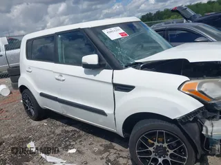 2013 Kia Soul + z VIN KNDJT2A63D7754484, wystawiony jako IAAI lot #42011255 z przebiegiem 219 117 mil mil oraz . Historia ofert i sprzedaży dostępna na DreamBid. Obrazek 14.