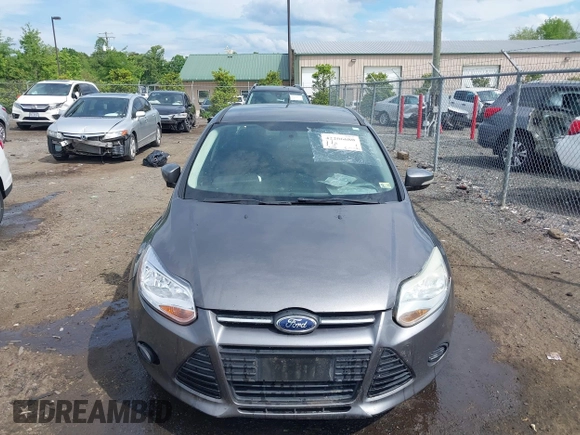 2013 Ford Focus SE z VIN 1FADP3F24DL104718, wystawiony jako IAAI lot #42206680 z przebiegiem Nie podano mil oraz . Historia ofert i sprzedaży dostępna na DreamBid. Obrazek 6.
