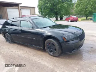 2005 Dodge Magnum SE with VIN 2D8FV48V25H176880, listed as a IAAI auction lot 42020453 with 204,027 mi miles. Bid and sale history available at carsss.com. Image 1.