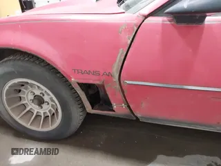 1983 Pontiac Firebird z VIN 1G2AW87H3DN205080, wystawiony jako IAAI lot #41603586 z przebiegiem 83 350 mil mil oraz . Historia ofert i sprzedaży dostępna na DreamBid. Obrazek 6.