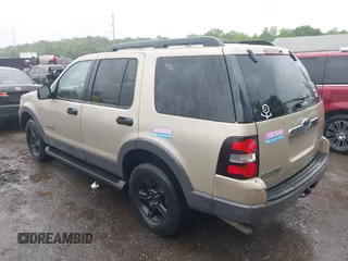 2006 Ford Explorer XLT z VIN 1FMEU73E96UA64187, wystawiony jako IAAI lot #42241828 z przebiegiem 157 792 mil mil oraz . Historia ofert i sprzedaży dostępna na DreamBid. Obrazek 3.