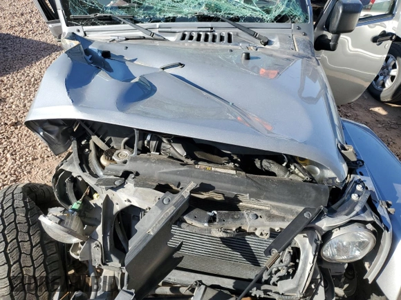 2015 Jeep Wrangler Unlimited Sahara z VIN 1C4BJWEG1FL617428, wystawiony jako Copart lot #55850005 z przebiegiem Nie podano mil oraz Szkoda całkowita • Salvage title. Historia ofert i sprzedaży dostępna na DreamBid. Obrazek 11.