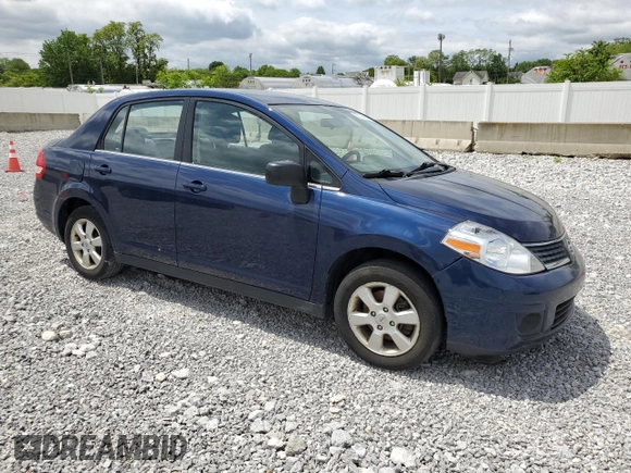 2009 Nissan Versa S z VIN 3N1BC11E89L361883, wystawiony jako Copart lot #57121985 z przebiegiem 204 638 mil mil oraz Czysty tytuł • Clean title. Historia ofert i sprzedaży dostępna na DreamBid. Obrazek 4.