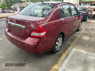 2007 Nissan Versa SL z VIN 3N1BC11E77L421553, wystawiony jako Copart lot #58802035 z przebiegiem 51 169 mil mil oraz Czysty tytuł • Clean title. Historia ofert i sprzedaży dostępna na DreamBid. Obrazek 4.