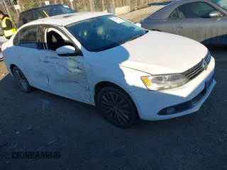 2014 Volkswagen Jetta SEL z VIN 3VWL17AJ8EM384878, wystawiony jako IAAI lot #41439231 z przebiegiem 133 806 mil mil oraz . Historia ofert i sprzedaży dostępna na DreamBid. Obrazek 1.