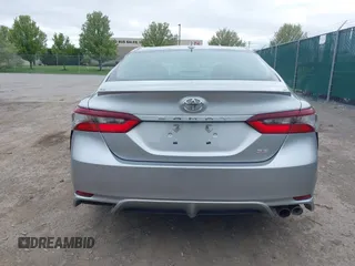 2023 Toyota Camry SE z VIN 4T1G11AK0PU766665, wystawiony jako IAAI lot #42202075 z przebiegiem 59 320 mil mil oraz . Historia ofert i sprzedaży dostępna na DreamBid. Obrazek 16.