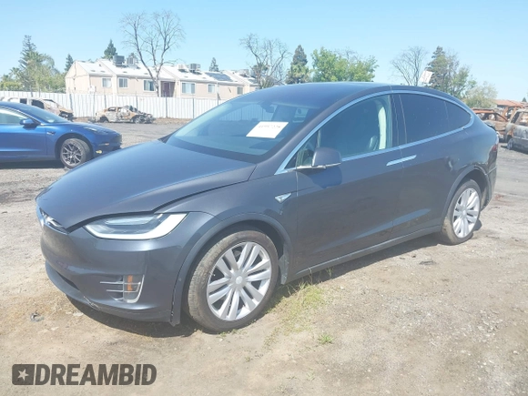 2016 Tesla Model X 70D z VIN 5YJXCAE27GF002541, wystawiony jako IAAI lot #41957228 z przebiegiem 77 199 mil mil oraz . Historia ofert i sprzedaży dostępna na DreamBid. Obrazek 2.