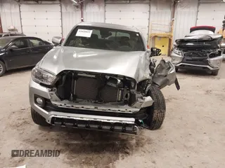 2023 Toyota Tacoma SR z VIN 3TMCZ5AN4PM597509, wystawiony jako IAAI lot #42020023 z przebiegiem 36 941 mil mil oraz . Historia ofert i sprzedaży dostępna na DreamBid. Obrazek 6.
