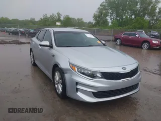 2016 Kia Optima LX z VIN 5XXGT4L37GG010780, wystawiony jako IAAI lot #42320573 z przebiegiem 154 662 mil mil oraz . Historia ofert i sprzedaży dostępna na DreamBid. Obrazek 1.