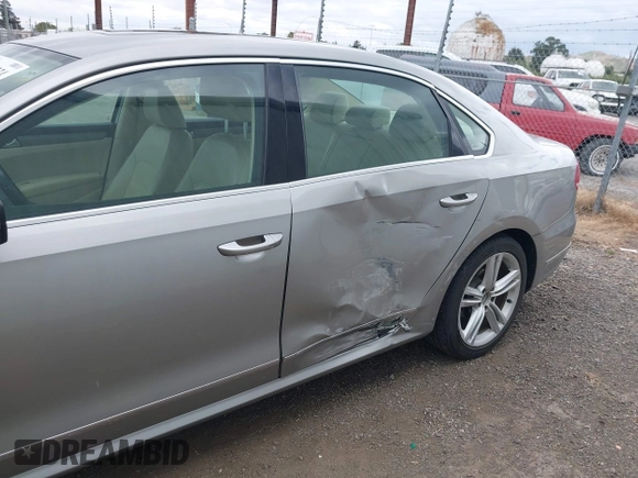 2014 Volkswagen Passat SE z VIN 1VWBN7A3XEC022098, wystawiony jako IAAI lot #42130334 z przebiegiem 88 433 mil mil oraz . Historia ofert i sprzedaży dostępna na DreamBid. Obrazek 6.