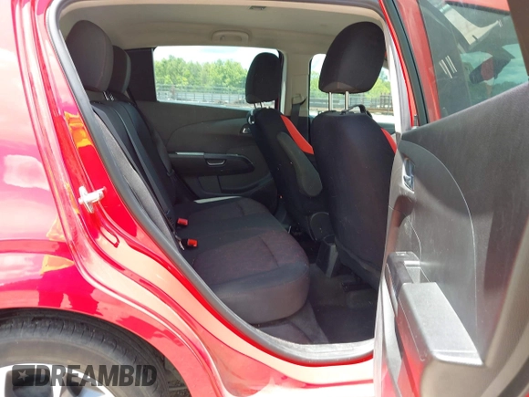 2018 Chevrolet Sonic LT z VIN 1G1JD6SH6J4120998, wystawiony jako IAAI lot #42270614 z przebiegiem 56 587 mil mil oraz . Historia ofert i sprzedaży dostępna na DreamBid. Obrazek 8.