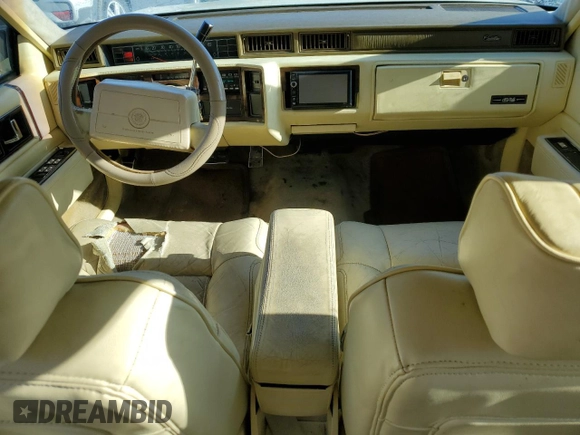 1990 Cadillac DeVille z VIN 1G6CD5333L4256377, wystawiony jako Copart lot #42613635 z przebiegiem 136 754 mil mil oraz Szkoda całkowita • Salvage title. Historia ofert i sprzedaży dostępna na DreamBid. Obrazek 8.