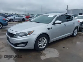 2013 Kia Optima LX z VIN 5XXGM4A76DG185701, wystawiony jako IAAI lot #42103537 z przebiegiem 203 207 mil mil oraz . Historia ofert i sprzedaży dostępna na DreamBid. Obrazek 2.