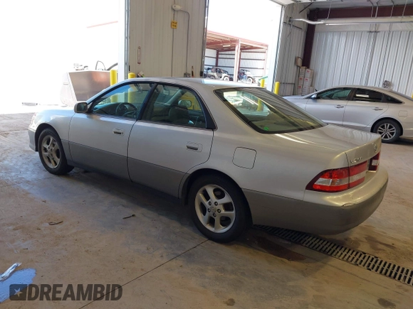 2001 Lexus ES 300 with VIN JT8BF28G710305676, listed as a IAAI auction lot 42142188 with 210,453 mi miles. Bid and sale history available at carsss.com. Image 3.