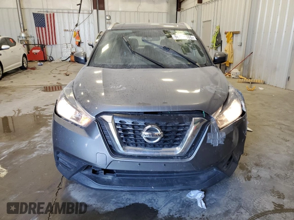 2019 Nissan Kicks S z VIN 3N1CP5CU5KL527934, wystawiony jako Copart lot #56354865 z przebiegiem 134 063 mil mil oraz Czysty tytuł • Clean title. Historia ofert i sprzedaży dostępna na DreamBid. Obrazek 5.