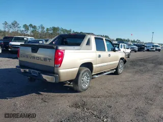 2005 Chevrolet Avalanche LS with VIN 3GNEC12Z45G167762, listed as a IAAI auction lot 40376532 with 157,932 mi miles. Bid and sale history available at carsss.com. Image 4.