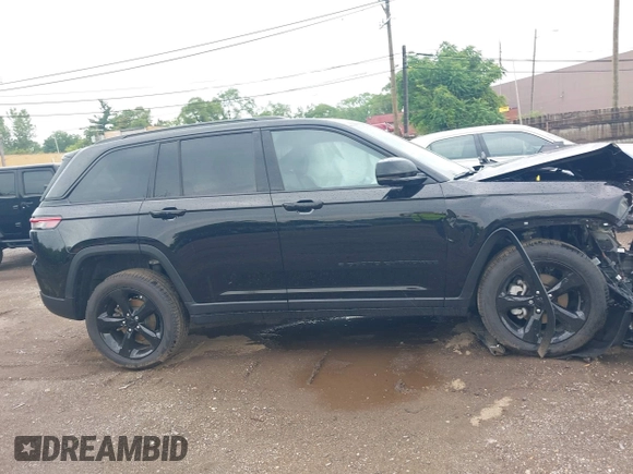 2024 Jeep Grand Cherokee Limited z VIN 1C4RJHBG5RC202647, wystawiony jako IAAI lot #42553301 z przebiegiem 12 121 mil mil oraz . Historia ofert i sprzedaży dostępna na DreamBid. Obrazek 12.