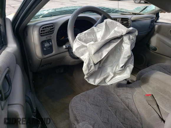 1998 GMC Sonoma z VIN 1GTCS1446W8541476, wystawiony jako Copart lot #89066195 z przebiegiem 177 126 mil mil oraz Nie do naprawy. Historia ofert i sprzedaży dostępna na DreamBid. Obrazek 8.