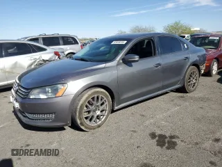 2014 Volkswagen Passat Wolfsburg Edition z VIN 1VWAT7A34EC082377, wystawiony jako Copart lot #52820235 z przebiegiem 196 901 mil mil oraz Szkoda całkowita • Salvage title. Historia ofert i sprzedaży dostępna na DreamBid. Obrazek 1.