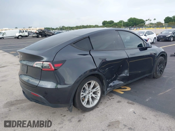 2024 Tesla Model Y z VIN 7SAYGDED3RF041788, wystawiony jako IAAI lot #42644453 z przebiegiem 22 189 mil mil oraz . Historia ofert i sprzedaży dostępna na DreamBid. Obrazek 4.