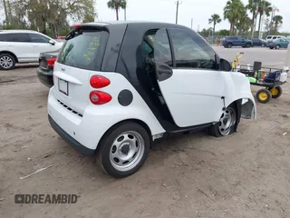 2009 Smart fortwo Pure z VIN WMEEJ31X39K314325, wystawiony jako IAAI lot #41607981 z przebiegiem 59 684 mil mil oraz . Historia ofert i sprzedaży dostępna na DreamBid. Obrazek 4.