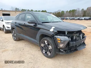 2024 Hyundai Kona SEL z VIN KM8HBCAB5RU047542, wystawiony jako IAAI lot #41747837 z przebiegiem 27 144 mil mil oraz . Historia ofert i sprzedaży dostępna na DreamBid. Obrazek 1.
