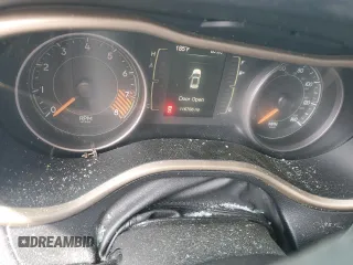 2015 Jeep Cherokee Latitude z VIN 1C4PJMCS2FW753051, wystawiony jako Copart lot #55651655 z przebiegiem 116 766 mil mil oraz Szkoda całkowita • Salvage title. Historia ofert i sprzedaży dostępna na DreamBid. Obrazek 9.