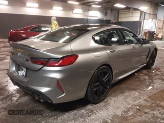 2022 BMW M8 Competition z VIN WBSGV0C04NCH71560, wystawiony jako IAAI lot #41542278 z przebiegiem 28 117 mil mil oraz . Historia ofert i sprzedaży dostępna na DreamBid. Obrazek 4.