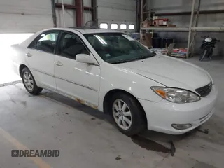 2003 Toyota Camry LE z VIN 4T1BF30K43U054341, wystawiony jako IAAI lot #41860412 z przebiegiem 321 207 mil mil oraz . Historia ofert i sprzedaży dostępna na DreamBid. Obrazek 1.