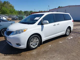 2014 Toyota Sienna XLE z VIN 5TDYK3DC7ES431782, wystawiony jako IAAI lot #41975182 z przebiegiem 191 870 mil mil oraz . Historia ofert i sprzedaży dostępna na DreamBid. Obrazek 2.