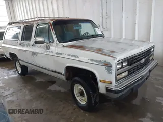 1989 Chevrolet Suburban z VIN 1GNEV16K2KF127586, wystawiony jako IAAI lot #41867659 z przebiegiem 71 373 mil mil oraz . Historia ofert i sprzedaży dostępna na DreamBid. Obrazek 1.