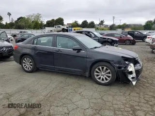 2010 Chrysler Sebring Limited z VIN 1C3CC5FB5AN172298, wystawiony jako Copart lot #52951805 z przebiegiem 146 996 mil mil oraz Szkoda całkowita • Salvage title. Historia ofert i sprzedaży dostępna na DreamBid. Obrazek 4.