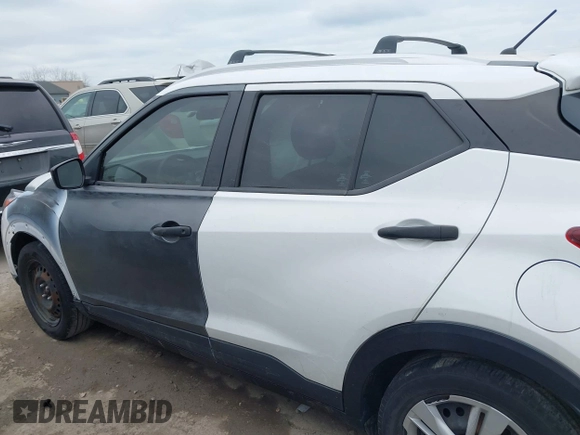 2019 Nissan Kicks SV with VIN 3N1CP5CU5KL471493, listed as a IAAI auction lot 40940794 with 111,733 mi miles. Bid and sale history available at carsss.com. Image 14.