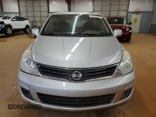 2009 Nissan Versa S z VIN 3N1BC13E19L388906, wystawiony jako Copart lot #53181175 z przebiegiem 52 493 mil mil oraz Szkoda całkowita • Salvage title. Historia ofert i sprzedaży dostępna na DreamBid. Obrazek 5.
