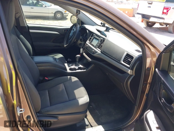 2018 Toyota Highlander LE z VIN 5TDZARFH0JS041636, wystawiony jako IAAI lot #41834037 z przebiegiem 73 004 mil mil oraz . Historia ofert i sprzedaży dostępna na DreamBid. Obrazek 5.
