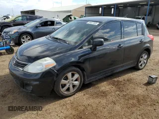 2010 Nissan Versa S z VIN 3N1BC1CP7AL394103, wystawiony jako Copart lot #54627535 z przebiegiem 181 881 mil mil oraz Tytuł czysty. Historia ofert i sprzedaży dostępna na DreamBid. Obrazek 1.