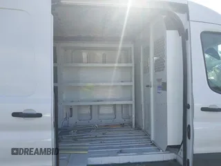 2023 Ford Transit Cargo z VIN 1FTBR1C85PKB34166, wystawiony jako IAAI lot #42216076 z przebiegiem 62 442 mil mil oraz . Historia ofert i sprzedaży dostępna na DreamBid. Obrazek 8.