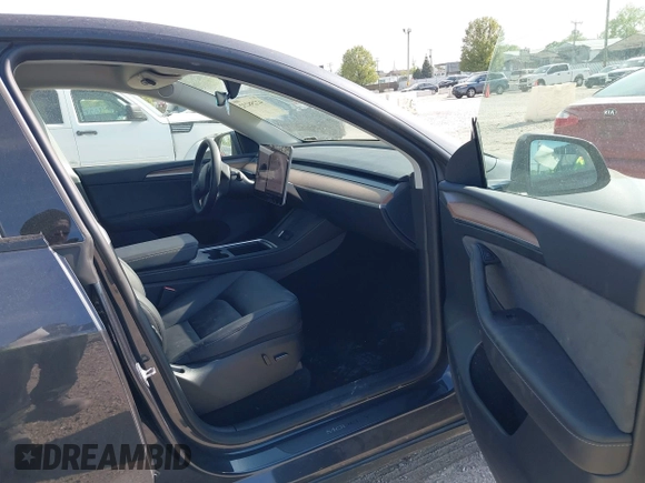 2024 Tesla Model Y Long Range z VIN 7SAYGDEE2RF992489, wystawiony jako IAAI lot #42258232 z przebiegiem 14 771 mil mil oraz . Historia ofert i sprzedaży dostępna na DreamBid. Obrazek 5.