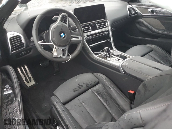 2025 BMW 8 Series M850i xDrive z VIN WBABC4C01SCT38959, wystawiony jako Copart lot #81842724 z przebiegiem Nie podano mil oraz Szkoda całkowita • Salvage title. Historia ofert i sprzedaży dostępna na DreamBid. Obrazek 8.